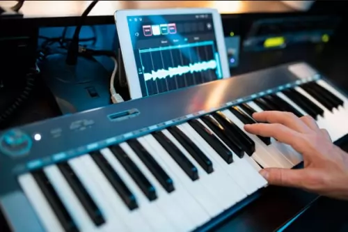 Sewa organ tunggal untuk pernikahan di Bogor, hadirkan atmosfer musikal istimewa dalam momen berharga Anda. Fleksibel, intim, dan memukau